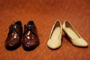 brud och brudgum skor på trä- golv. bröllop skor foto