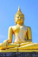 gyllene buddha staty och de gammal pagod på gammal tempel, thailand foto