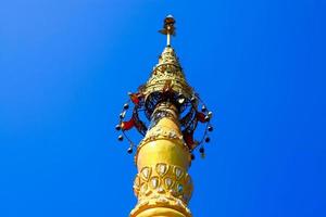 gyllene pagod detalj är på arkitektonisk stil på tempel belägen i kanchanaburi provins, thailand. foto