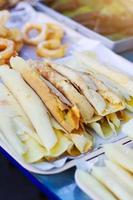 thai ljuv efterrätt. thai kokos crepes på bricka i lokal- marknadsföra foto