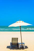 paraply och stol på stranden