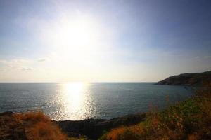 skön marinmålning med himmel skymning av solnedgång och hav horisont med lugna och blå himmel.torr gräs fält på berg av från thep cape är känd plats i phuket ö, thailand. foto