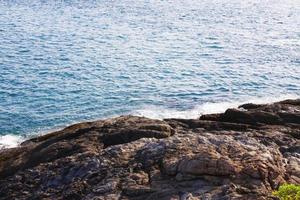 skön strand växter och marinmålning med solnedgång av hav horisont och lugna på sten cape i phuket ö, thailand. foto