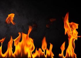 bränsle flamma png värme och fara av brinnande bbq explosion gul-röd flamma isolerat på rostig svart stål tallrik bakgrund foto