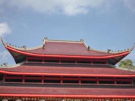 takpannor av traditionell kinesisk tempel när dag tid av kinesisk ny år. de Foto är lämplig till använda sig av för kinesisk ny år, lunar ny år bakgrund och innehåll media.