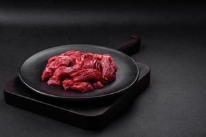 färsk rå nötkött med salt, kryddor och örter foto