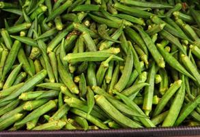 lugg av färsk organisk okra i korg, rå vegtable okra foto