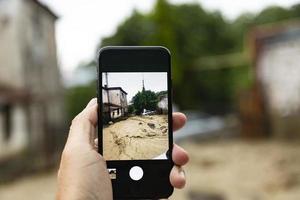 en naturlig katastrof, en lerskred, filmad på en smartphone. mobil reporter. foto