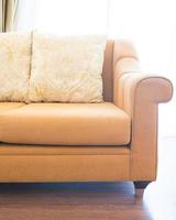 kudde på soffadekoration i vardagsrumsinredning