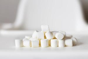 marshmallow pyramid. marshmallows på en vit bakgrund foto