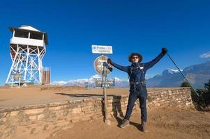 en ung resande vandring i poon kulle se punkt i ghorepani, nepal foto