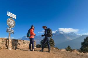 en ung resande vandring i poon kulle se punkt i ghorepani, nepal foto