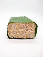 rå tempeh eller tempe, indonesiska traditionell mat, tillverkad från jäst sojabönor, på vit bakgrund. foto