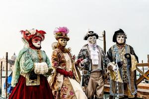 oidentifierad människor bär karneval masker på de Venedig karneval i Venedig, Italien, cirka februari 2022 foto