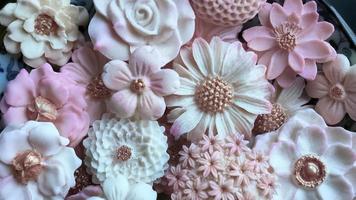 stänga upp thai efterrätt olika blomma formad i pastell rosa Färg tona, kokos mjölk smak, sam panorera född traditionell thai hantverk mellanmål, kunglig känd thai sötsaker, tapet foto