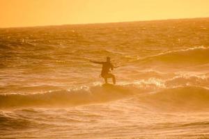 en man håller på med surfing foto