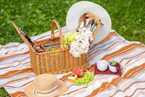 picknick filt med utsökt mat utomhus på solig dag foto