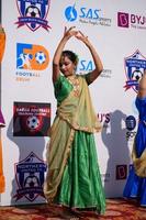 delhi, Indien - Mars 11 2023 - bharathanatyam indisk klassisk odissi dansare utför på skede. skön indisk flicka dansare i de hållning av indisk dansa. indisk klassisk dansa bharatanatyam foto