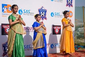 delhi, Indien - Mars 11 2023 - bharathanatyam indisk klassisk odissi dansare utför på skede. skön indisk flicka dansare i de hållning av indisk dansa. indisk klassisk dansa bharatanatyam foto