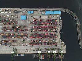 jakarta, indonesien 2021- Flygfoto över containerfartyg lastning och lossning i djuphavshamn, import och export godstransport foto