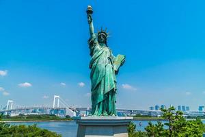 frihetsstaty med regnbågsbroen på Odaiba Island, Tokyo, Japan foto