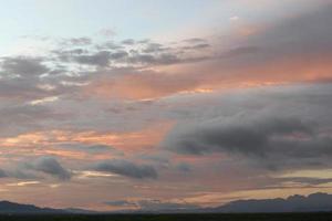 skymning himmel bakgrund. färgrik solnedgång himmel och moln. levande himmel i skymning tid bakgrund. foto
