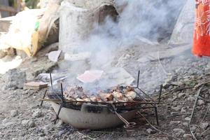 kyckling satay varelse grillad över kol foto