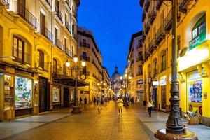 natt landskap av zaragoza i de gammal stad under de pandemi foto