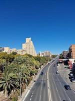 gata i alicante på en solig dag med byggnader och bilar foto