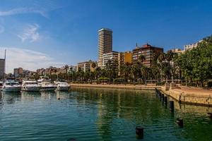 havet landskap med Yacht hamn i alicante Spanien på en sommar värma solig dag foto