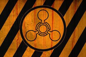 kemisk vapen symbol på en randig målad betong vägg foto