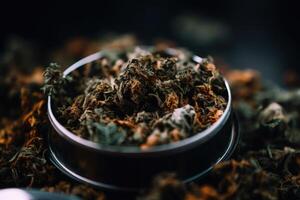krossad torr cannabis knoppar i kvarn för rökning generativ ai foto
