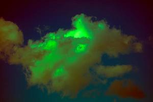 mörk himmel med ett ovanlig grön moln. foto