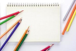 färgad pennor eller pastell placerad på Graf bok. inlärning, studie och presentation begrepp. foto