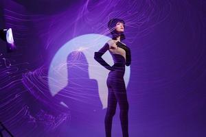 glamorös kvinna Framställ på skede strålkastare silhuett disko Färg bakgrund oförändrad foto