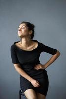 brunett örhängen Smycken Framställ svart klänning livsstil studio foto