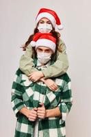 ung par i medicinsk masker jul Semester omfamning foto