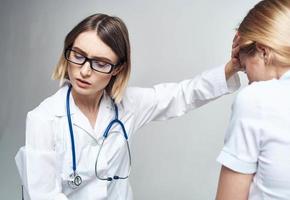 sjuksköterska och patient gester med händer ljus bakgrund stetoskop sjukdom foto