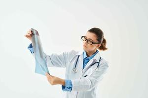 kvinna läkare diagnos sjukhus laboratorium vit täcka undersökning foto