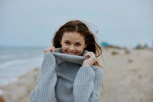 skön kvinna sand strand promenad hav frihet resa oförändrad foto