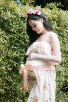 gravida kvinnor i en blommig klänning
