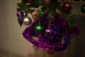 jul dekoration på jul träd. jul träd på Hem. jul i lägenhet. foto