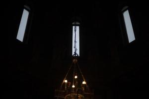 fönster i kyrka. tre fönster på svart bakgrund. foto