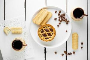 kaffe med kaka, ljuv morgon- frukost med kopia Plats för meny, vit bakgrund, tapet foto