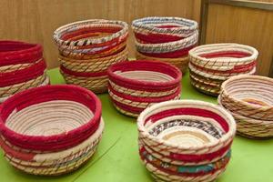 handgjort korgar tillverkad av färgad trasa och bambu pinnar är på visa för försäljning. foto