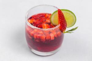 klassisk frysta jordgubb och kalk margarita med färsk jordgubbar. hjärtans efterrätt recept. jordgubb juice. foto