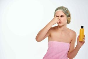 missnöjd kvinna bar axlar ansikte lotion klar hud foto