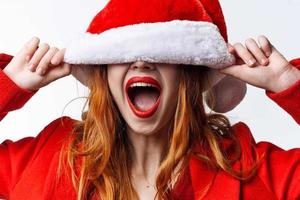 Söt kvinna i santa hatt Semester jul roligt känsla foto