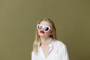 Söt kvinna mode vit skjorta solglasögon studio modell oförändrad foto