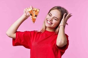 kvinna i röd t-shirt snabb mat mellanmål rosa bakgrund foto